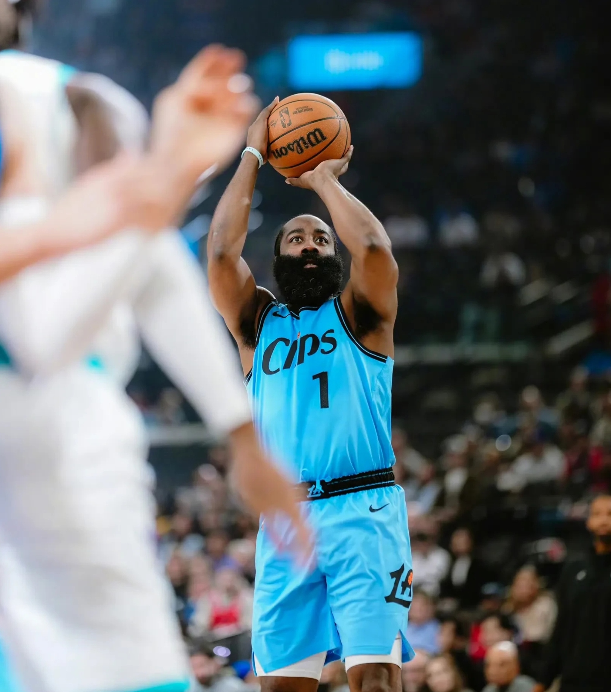 开云-哈登回归赛场，连败首场状态亮眼，快船观众沸腾！的简单介绍