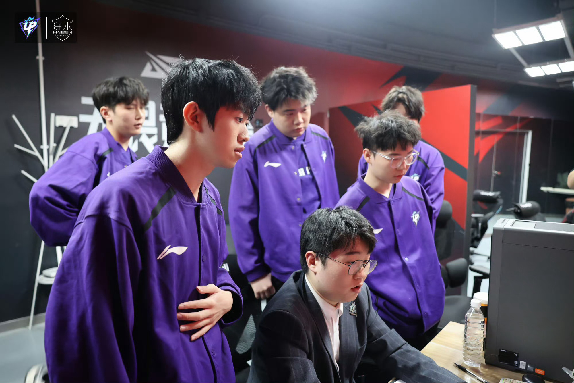 开云-包含Doinb回归赛场，战术调整首场状态亮眼，老鹰观众沸腾！的词条